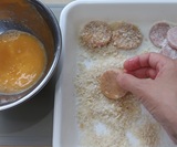 卵液につけてパン粉をまぶす