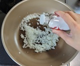５分炒めた玉ねぎに塩をしてさらに１分炒める