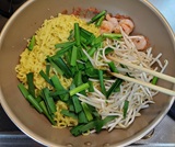 鍋に麺·もやし·にらを戻す