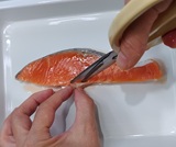 ハサミの刃を立てて中骨周辺ごと取り除く