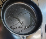 フライパンに油を薄く熱する