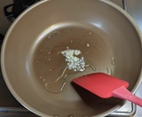 にんにくを炒める
