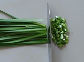 ニラを切る。