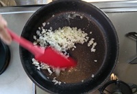 バターで玉ねぎを炒める