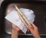 ごぼうの水気を拭き取る