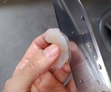 背中に2mm深さに刃を入れる
