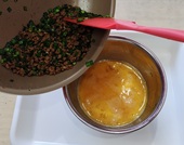 具材を卵に投入