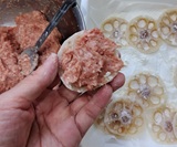 肉だねを詰める