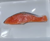 鮭の下処理をします