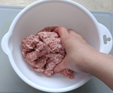 豚肉に調味料をもみ込む