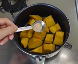 顆粒だしを入れる