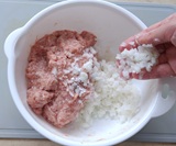 玉ねぎに片栗粉をまぶす