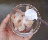 塩·片栗粉で汚れをもみ取る