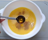 卵液の材料を混ぜ合わせる