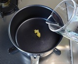 しょうがとにんにくを水で煮る