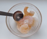 エビに下味をつける
