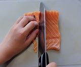 サーモンを切る