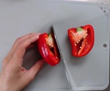ピーマンを縦割りに切る