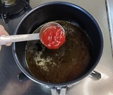 材料を入れて弱火で５分煮る