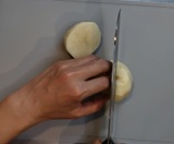 いもは２つ割りに切る