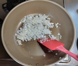 玉ねぎを炒める