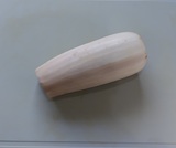 蓮根の皮をむく