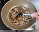 ひき肉を調味しつつ炒める2