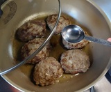 水大さじ１を入れてフタをして弱火８分