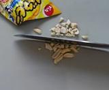 おつまみピーナツを砕く