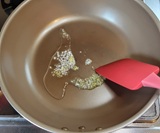 にんにくとしょうがを炒める