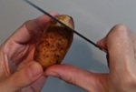 じゃがいもの皮をむく