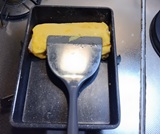 軽く押して形を整える