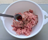 豚肉を調味する