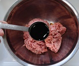 ひき肉を味付けする
