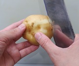 じゃがいもの皮をむく