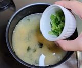 青ねぎを散らす