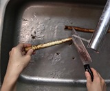 ごぼうの皮を包丁の背でむく