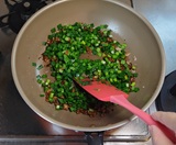 ひき肉にニラネギを投入