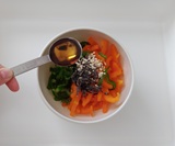 塩昆布と鶏ガラスープを乗せごま油をかける