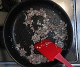 玉ねぎ·ひき肉を炒める
