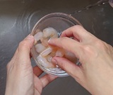 背ワタを洗い流す