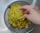麺を水洗いする