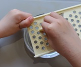 にんにくをすりおろす