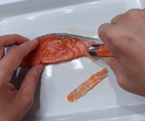 骨抜きで残った骨を抜き取ります