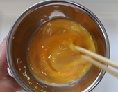 卵を調味し溶く