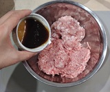 味付けタレを加える