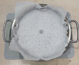 クッキングシートを蒸し器の底に合わせる