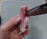 肉側の骨に沿ってハサミを入れる