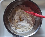 粉をさっくり混ぜる