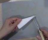 折りたたんで先端を切り落とす